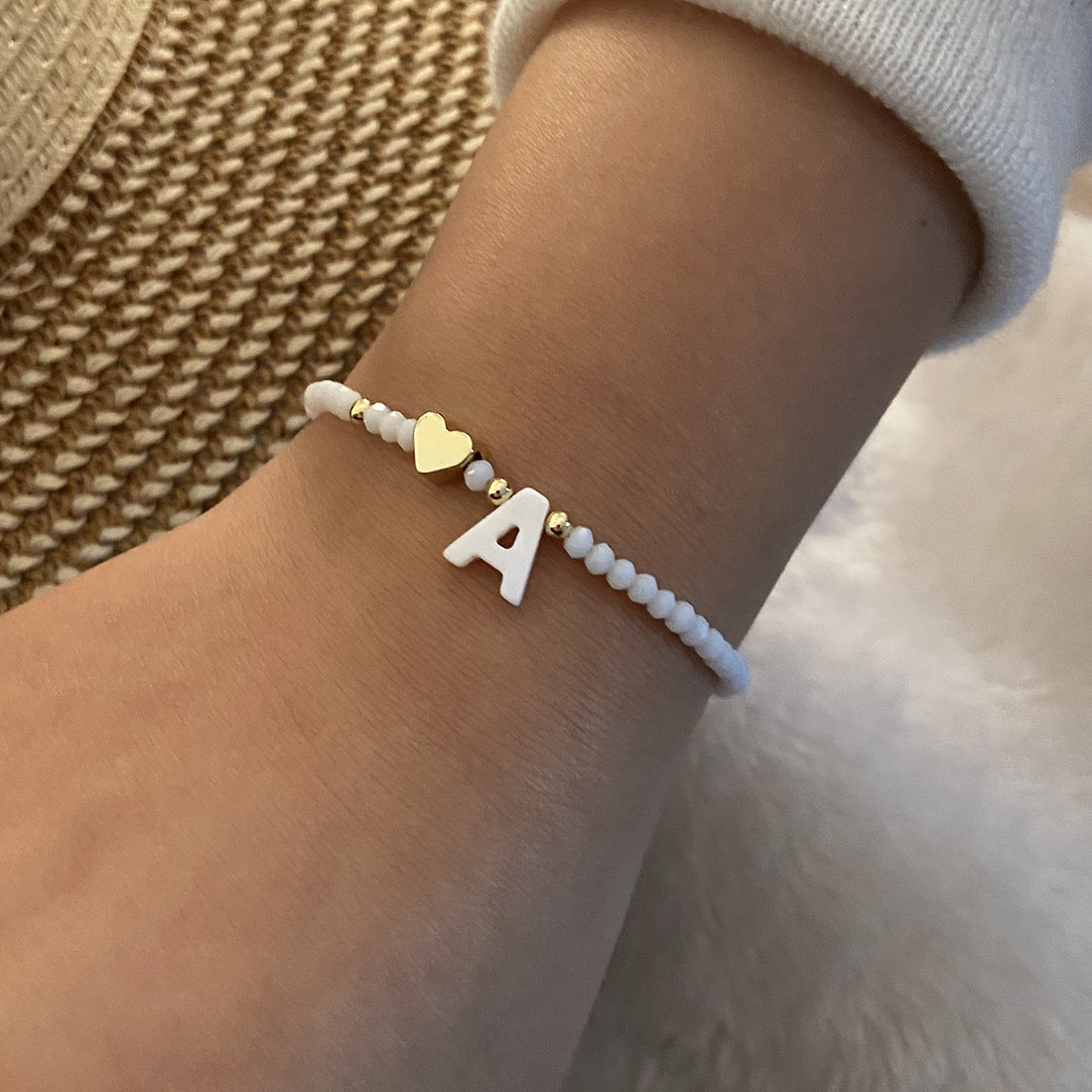 26 bokstäver vit skal pärlstav armband kvinnor metall kärlek design armband smycken