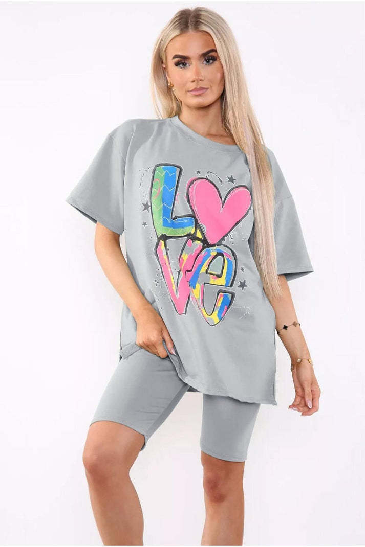 Cykelshorts och t-shirts, del av setet, tvådelat set med slits i sidan och tryckt slogan framtill