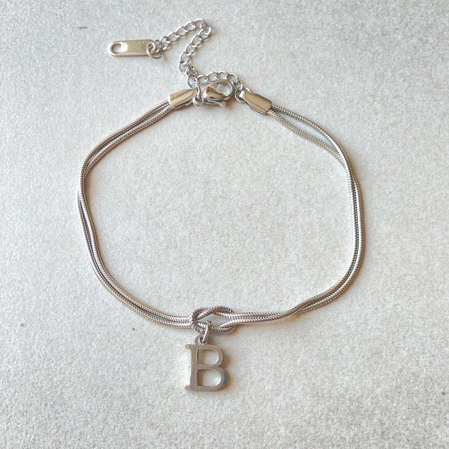 Nya bokstaven AZ kärleksknut armband för kvinnor par guldfärg läcker ormkedja berlockarmband rostfritt stål smycken present alla hjärtans dag presenter