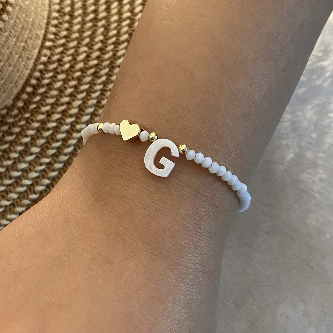 26 bokstäver vit skal pärlstav armband kvinnor metall kärlek design armband smycken