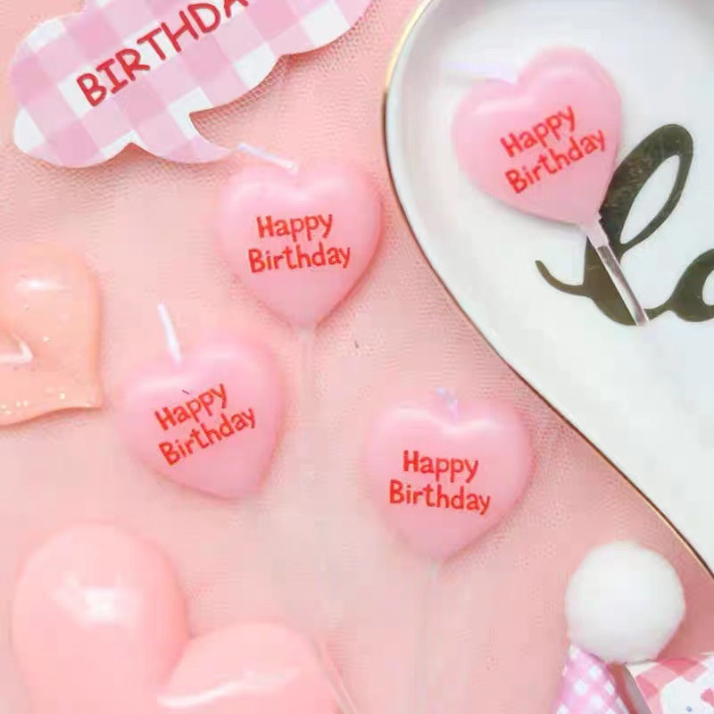 Gâteau De Joyeux Anniversaire En Forme D'amour Décoré De Bougies