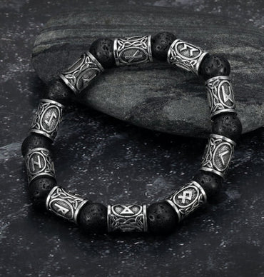 Asgard-tillverkat silverarmband med runor och svarta lavastenar