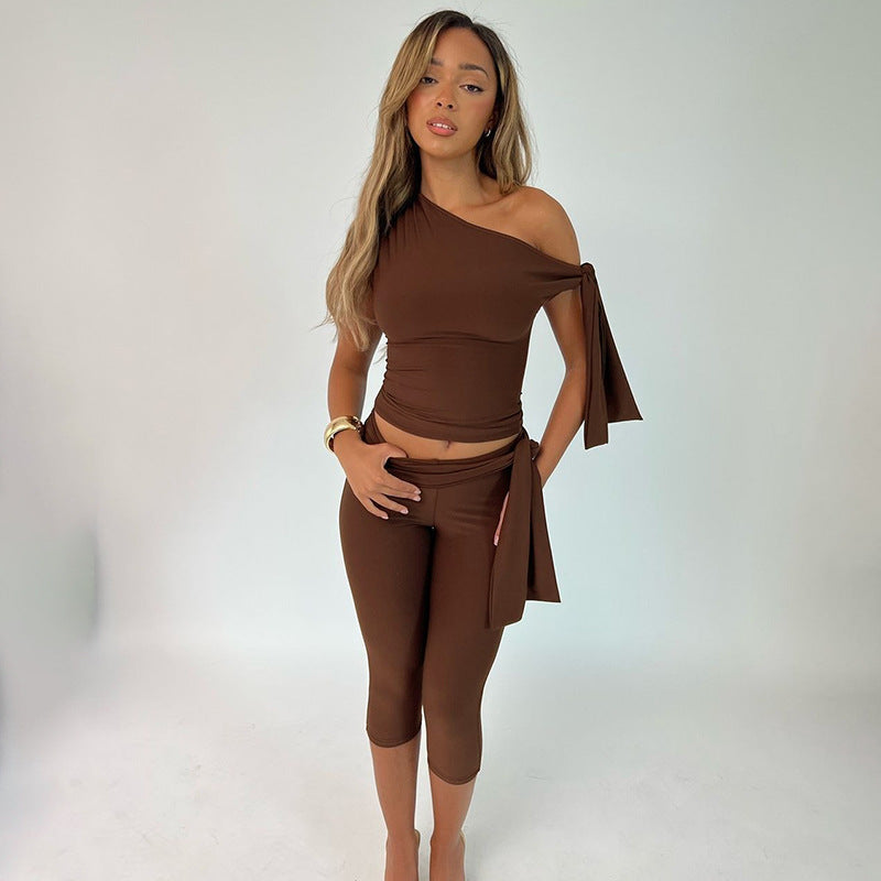 Enaxlad, kallaxlad design, bandage, åtsittande tvådelad kostym