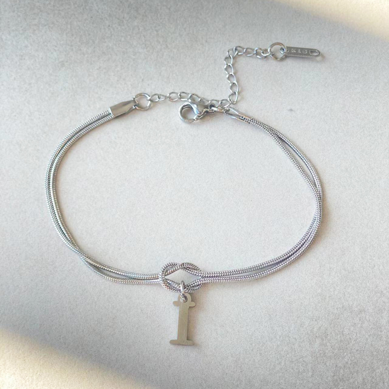 Nya bokstaven AZ kärleksknut armband för kvinnor par guldfärg läcker ormkedja berlockarmband rostfritt stål smycken present alla hjärtans dag presenter