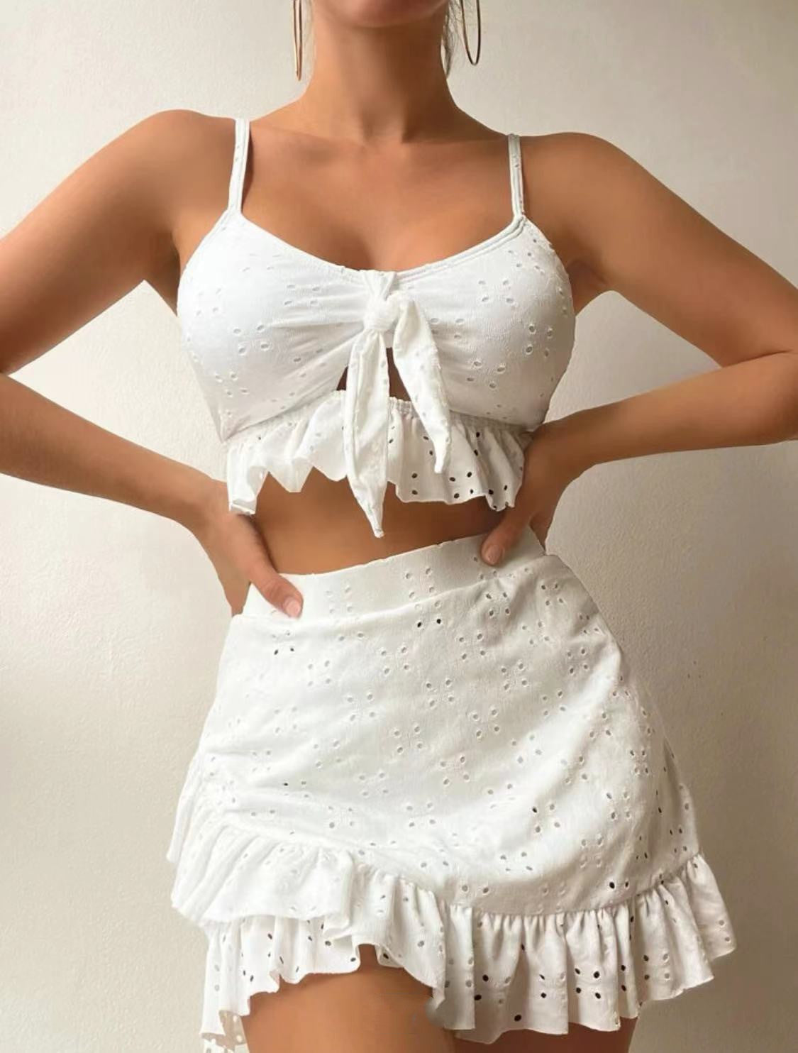 3-delad strandbikini med höftåtsittande kjol, moderiktig volangdesign, baddräktsset, sommarkläder för kvinnor