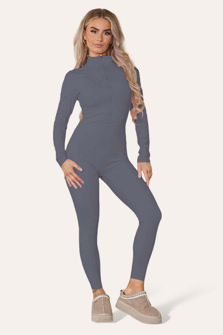 Ribbad jumpsuit med hög halsringning och dragkedja och krage framtill