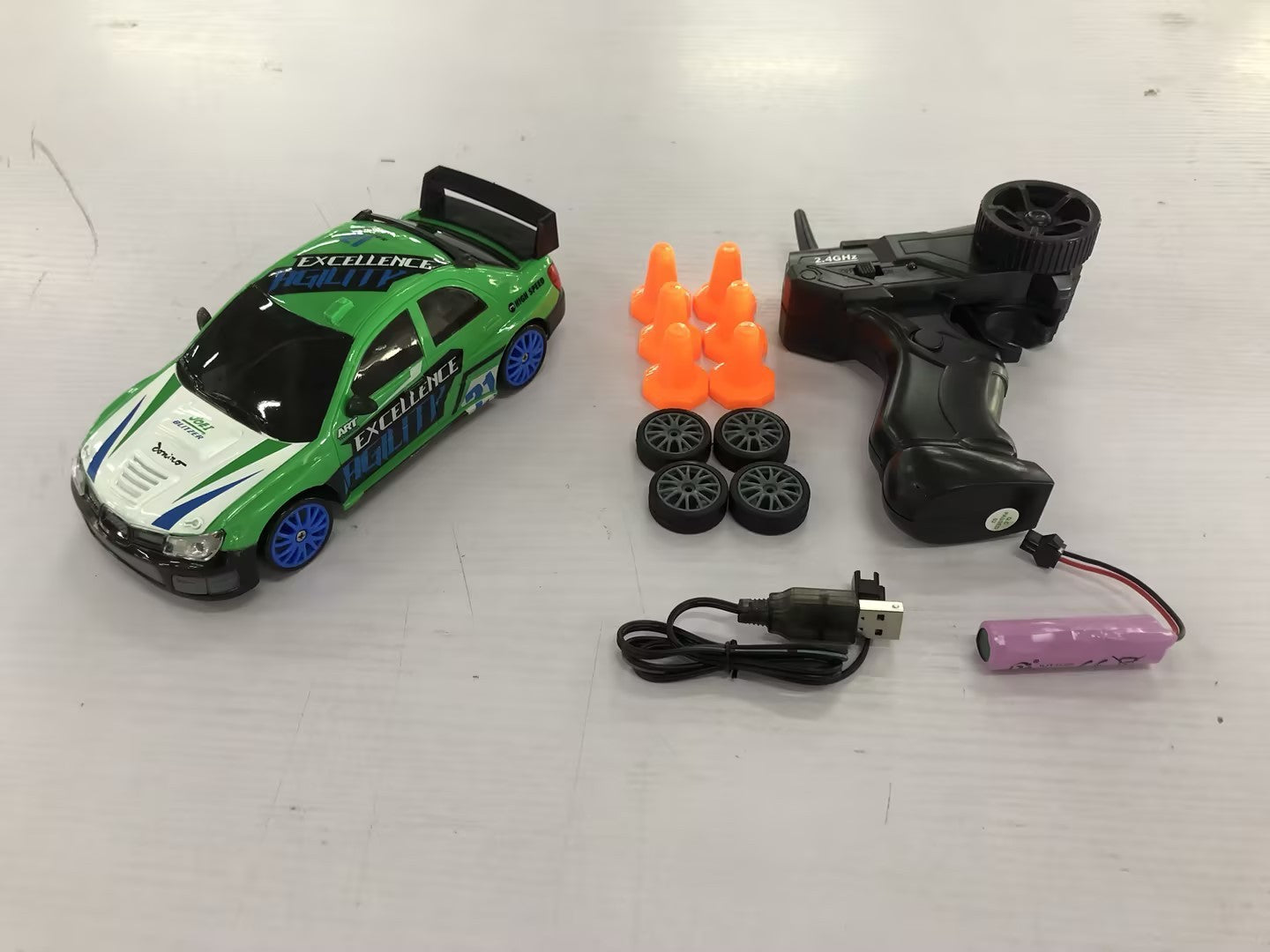 2.4G Drift Rc Bil 4WD RC Drift Billeksak Fjärrkontroll GTR Modell AE86 Fordon Bil RC Racing Billeksak För Barn Julklappar
