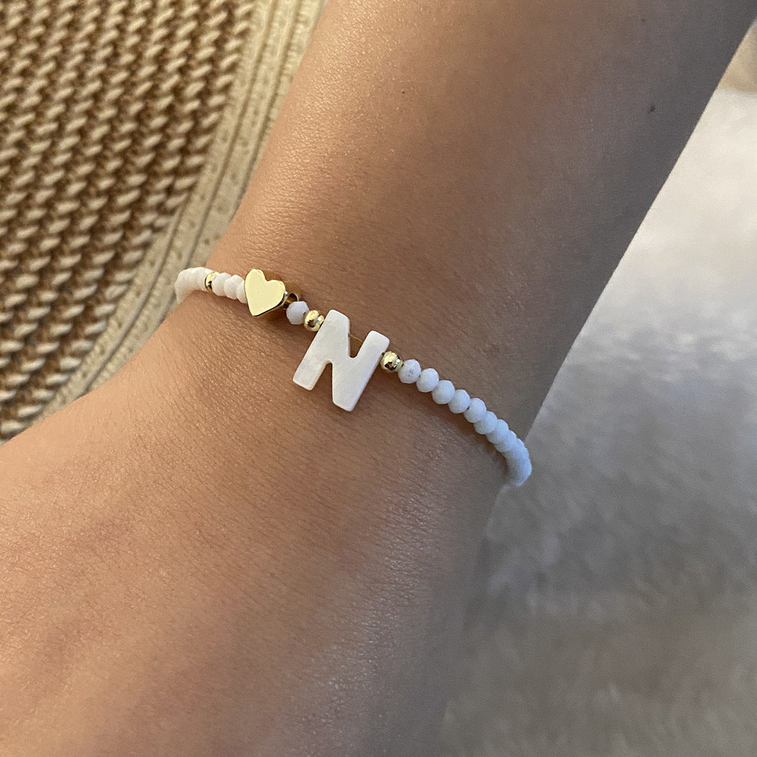 26 bokstäver vit skal pärlstav armband kvinnor metall kärlek design armband smycken