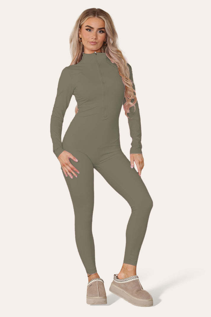 Ribbad jumpsuit med hög halsringning och dragkedja och krage framtill