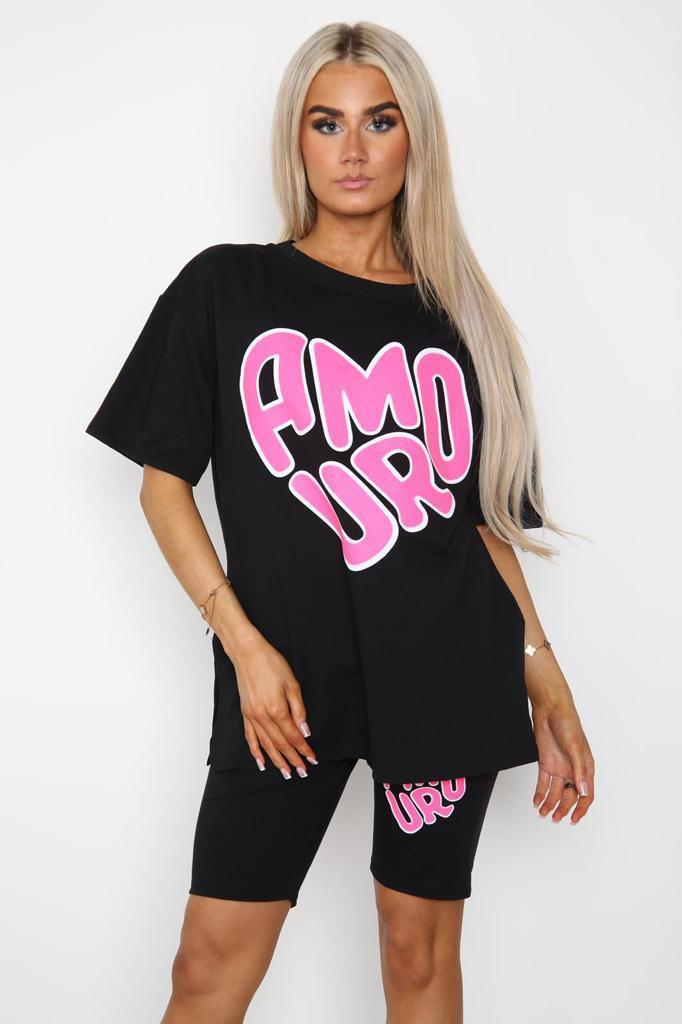 Cykelshorts och t-shirts, del av setet, tvådelat set med slits i sidan och tryckt slogan framtill