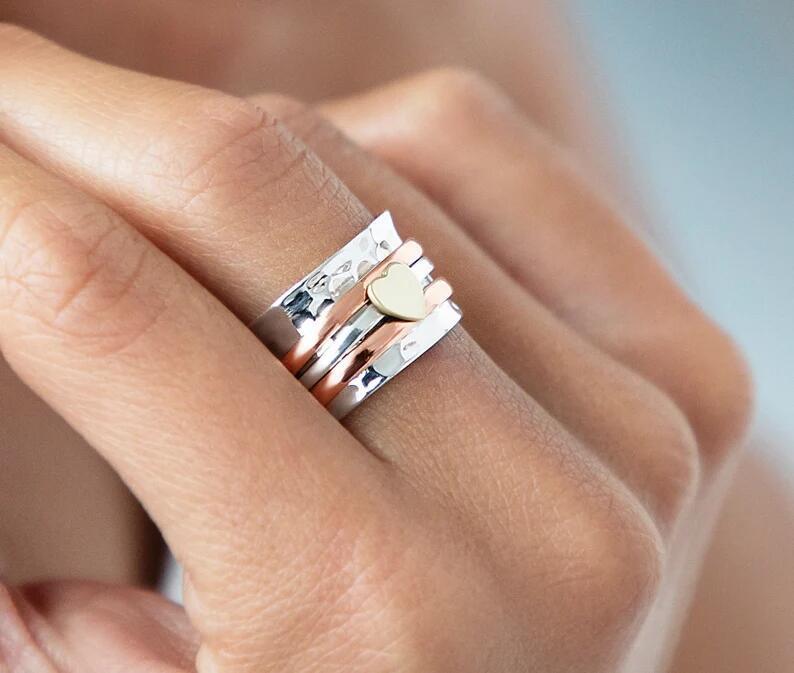 C it all Two-Tone Rotating Heart Spinner Ring – US 5-11