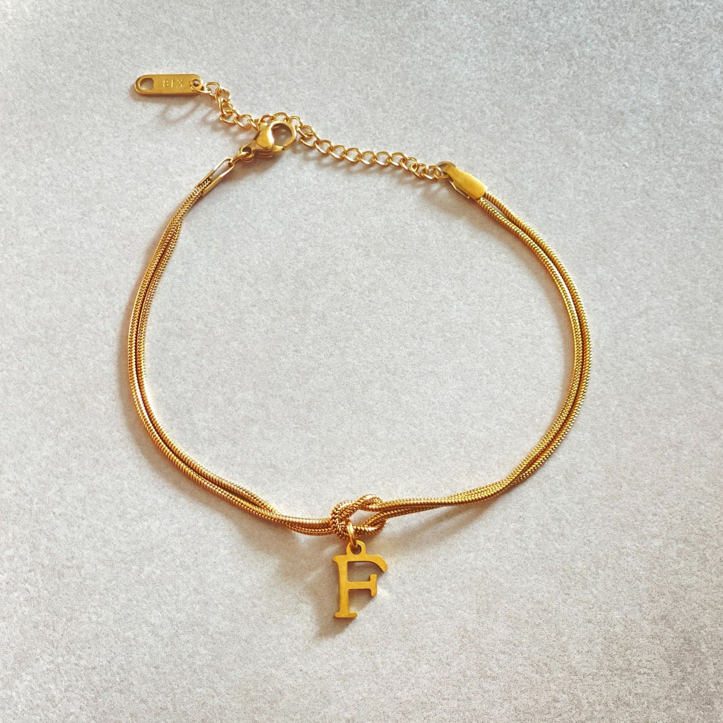 Nya bokstaven AZ kärleksknut armband för kvinnor par guldfärg läcker ormkedja berlockarmband rostfritt stål smycken present alla hjärtans dag presenter