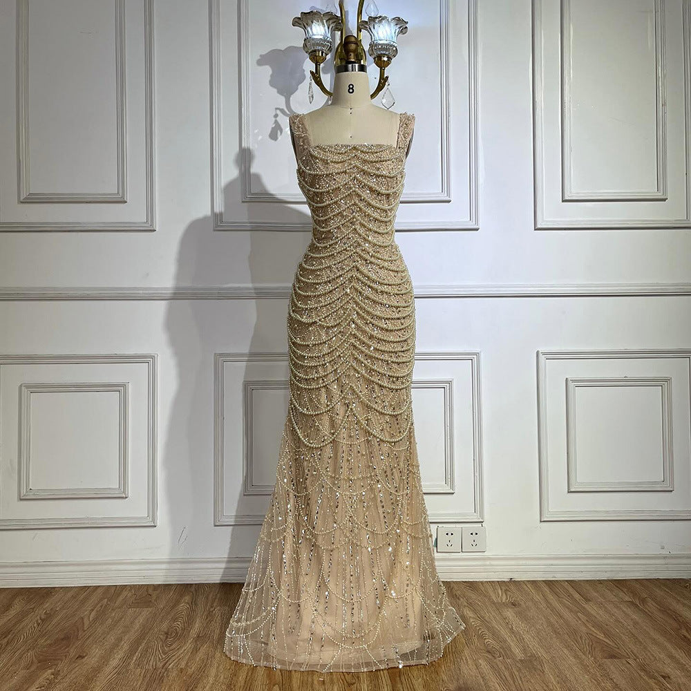 Elegant, lätt och lyxig klänning med pärlor i nakenfärg