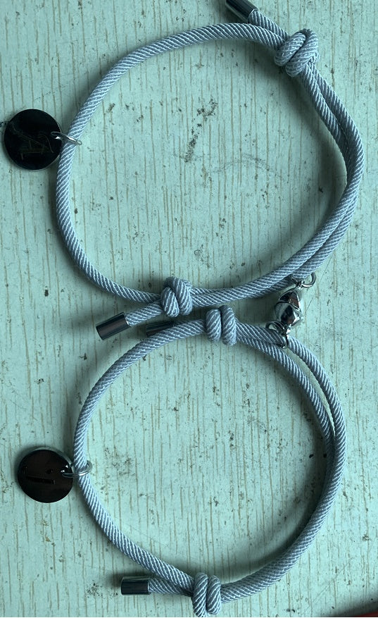 Ett par armband för män och kvinnor