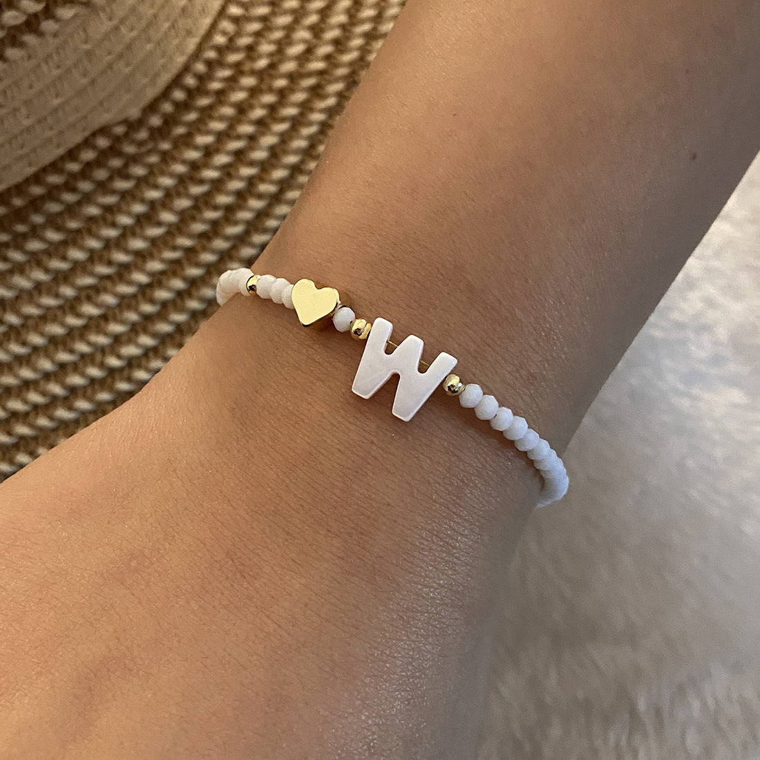 26 bokstäver vit skal pärlstav armband kvinnor metall kärlek design armband smycken