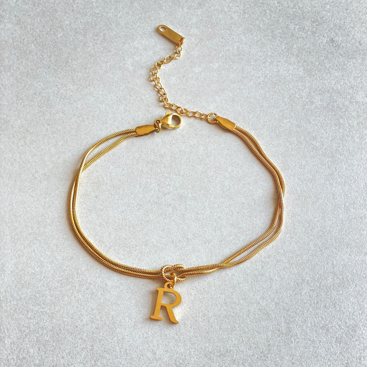 Nya bokstaven AZ kärleksknut armband för kvinnor par guldfärg läcker ormkedja berlockarmband rostfritt stål smycken present alla hjärtans dag presenter