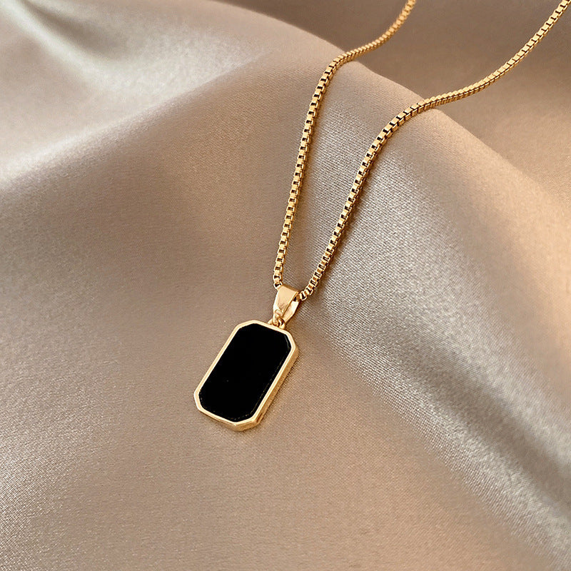 Rektangulärt hängande Halsband Design 18K guld Icke-blekande Mode Liten Svart För Män Titanstål Halsband För Kvinnor