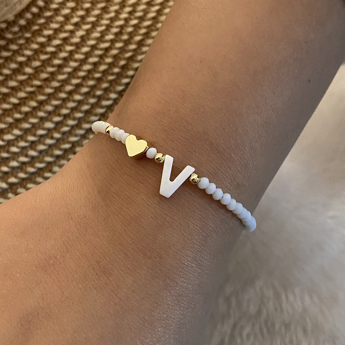 26 bokstäver vit skal pärlstav armband kvinnor metall kärlek design armband smycken