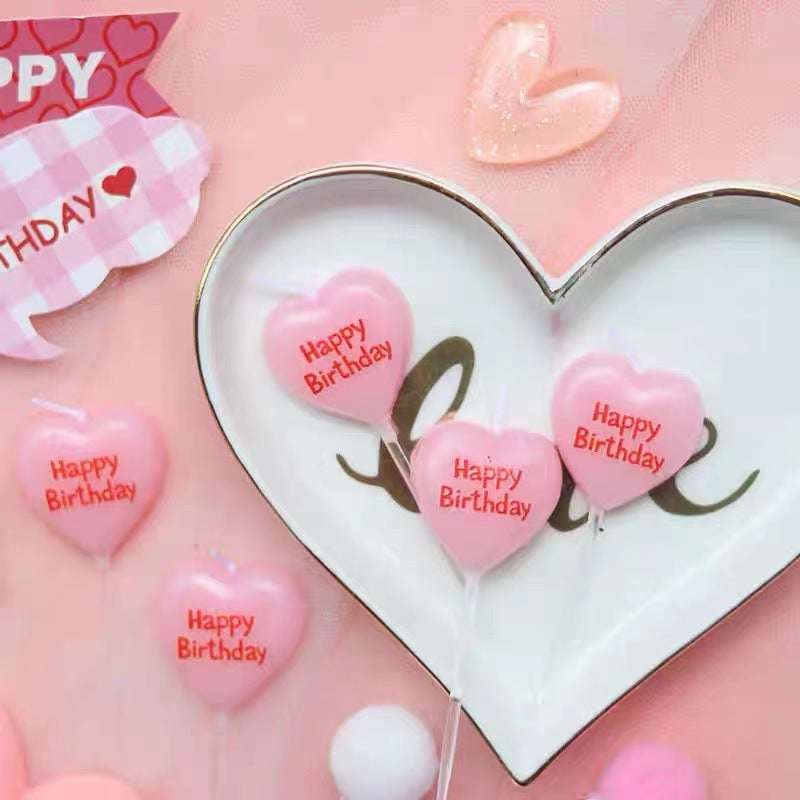 Gâteau De Joyeux Anniversaire En Forme D'amour Décoré De Bougies