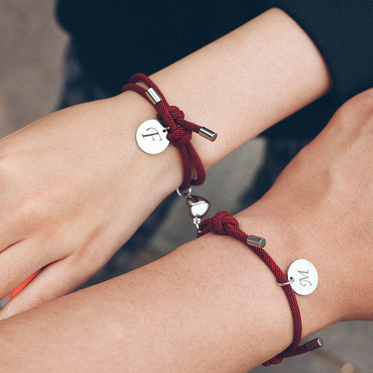Ett par armband för män och kvinnor