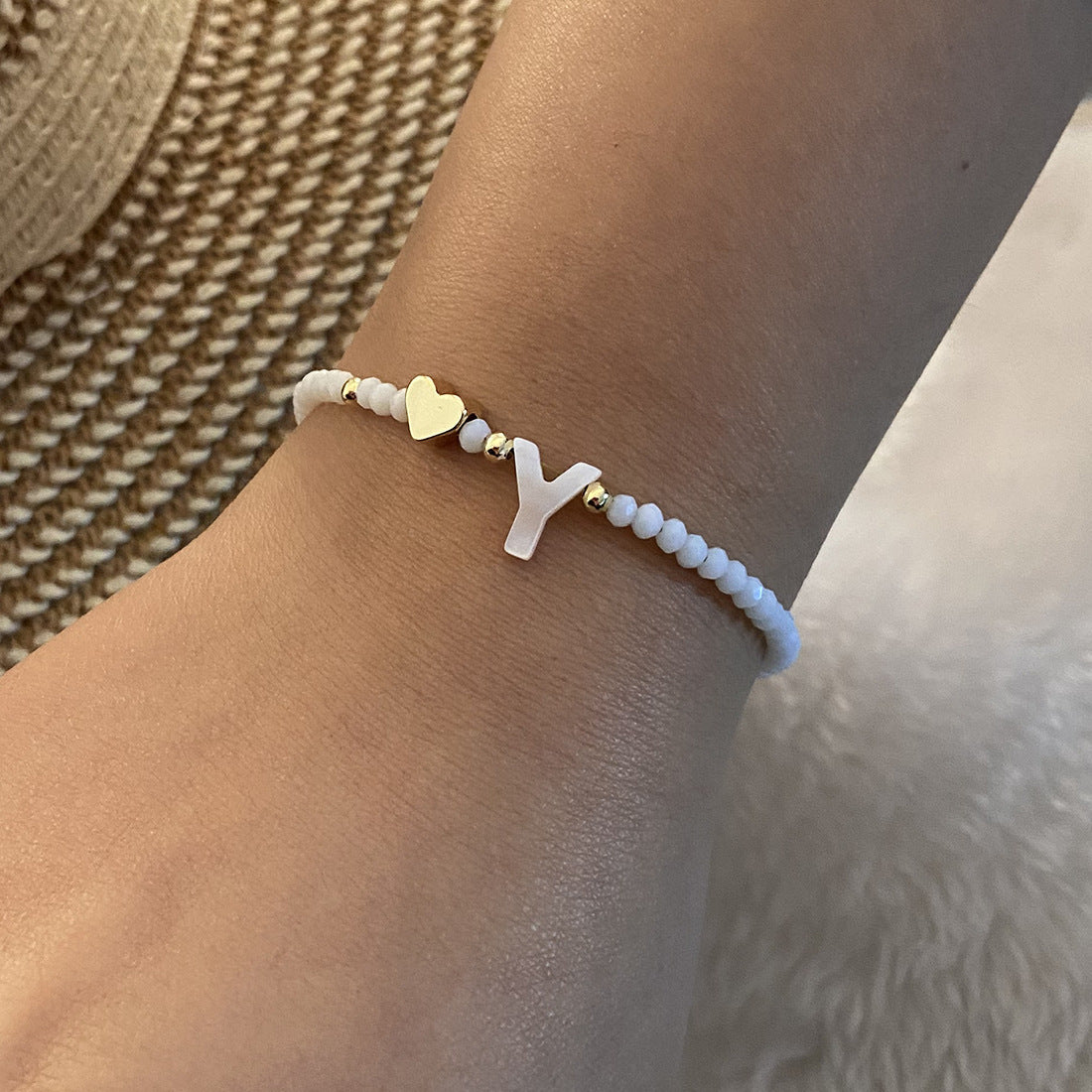 26 bokstäver vit skal pärlstav armband kvinnor metall kärlek design armband smycken