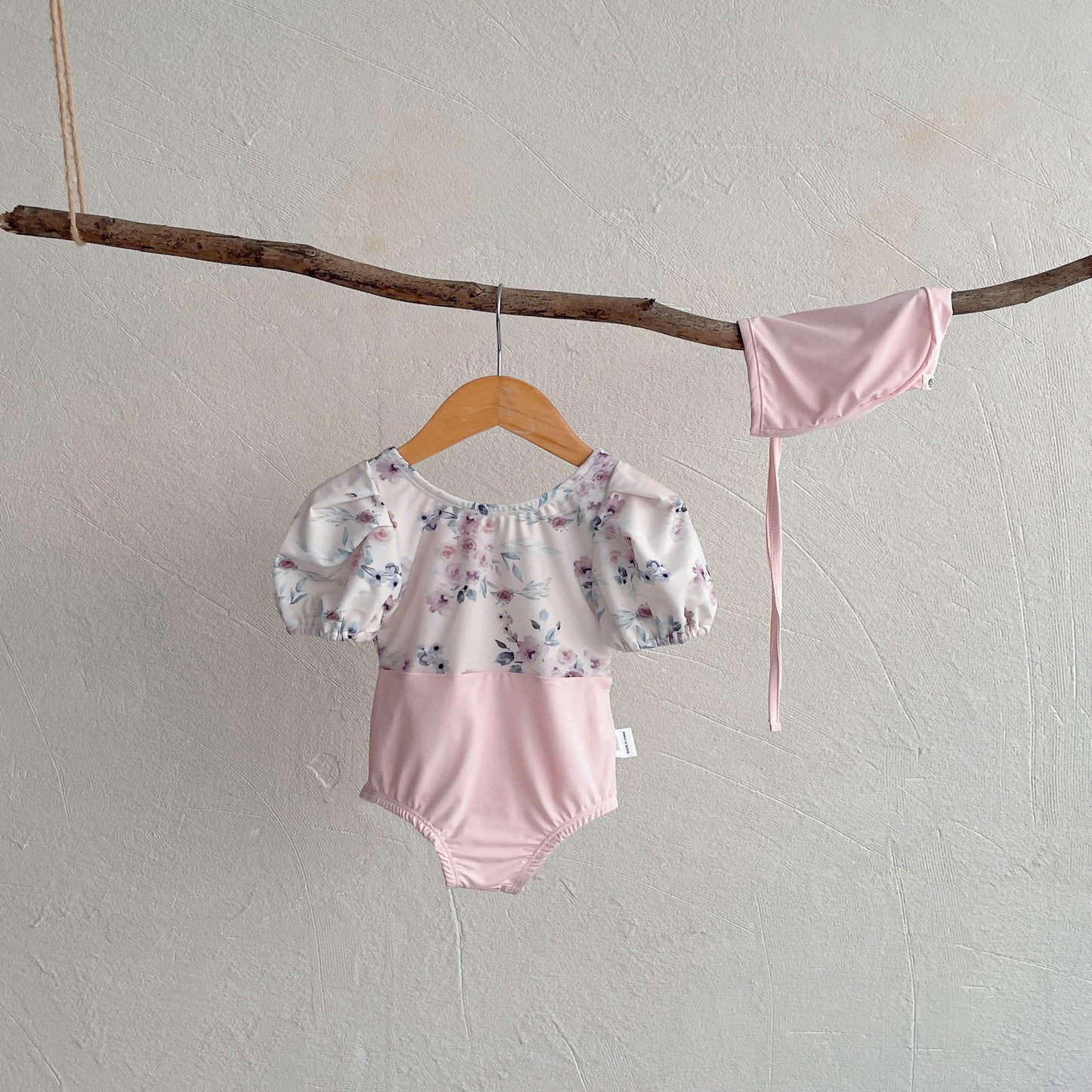 Babybaddräkt Liten blommig enhet med hatt