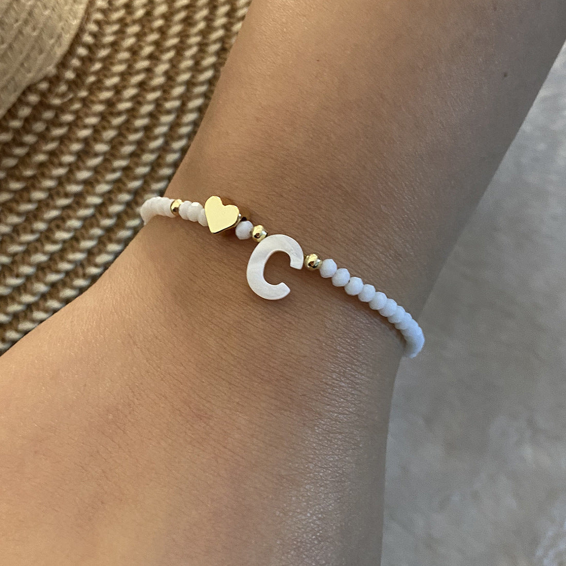 26 bokstäver vit skal pärlstav armband kvinnor metall kärlek design armband smycken