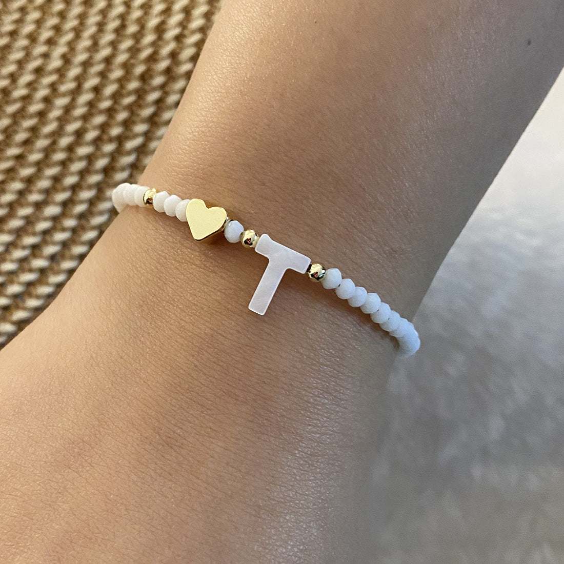 26 bokstäver vit skal pärlstav armband kvinnor metall kärlek design armband smycken