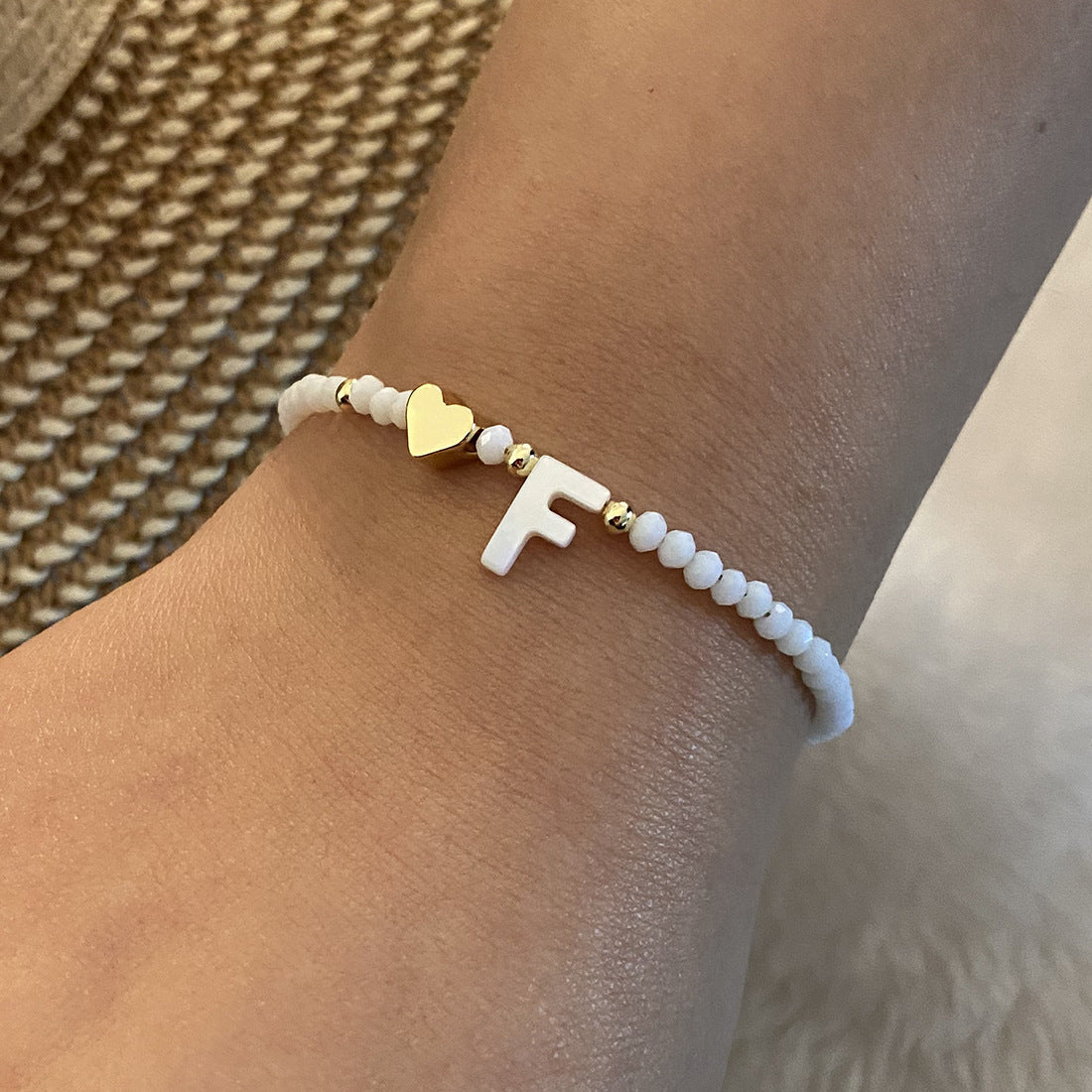 26 bokstäver vit skal pärlstav armband kvinnor metall kärlek design armband smycken