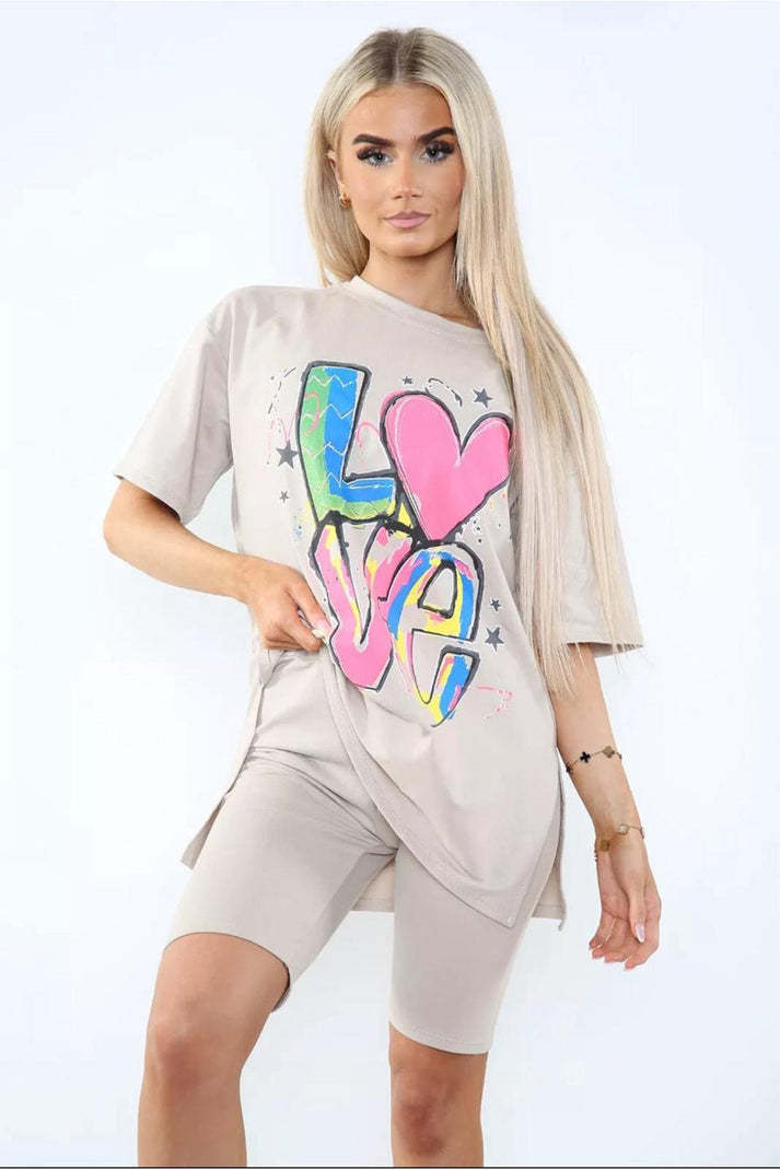 Cykelshorts och t-shirts, del av setet, tvådelat set med slits i sidan och tryckt slogan framtill