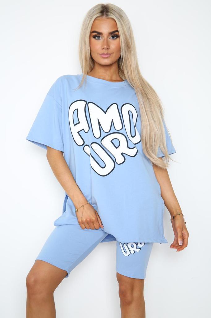 Cykelshorts och t-shirts, del av setet, tvådelat set med slits i sidan och tryckt slogan framtill