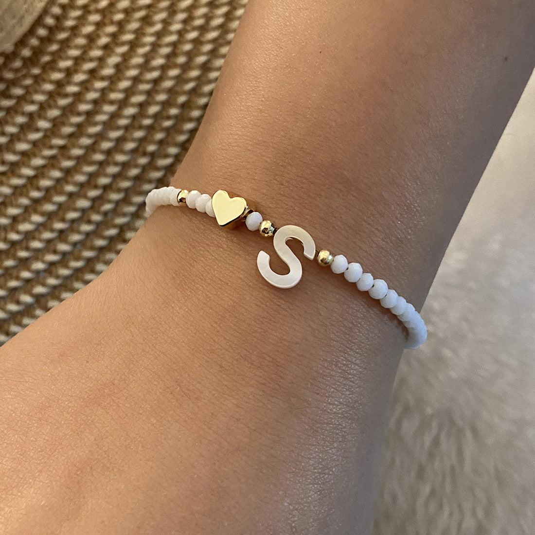 26 bokstäver vit skal pärlstav armband kvinnor metall kärlek design armband smycken
