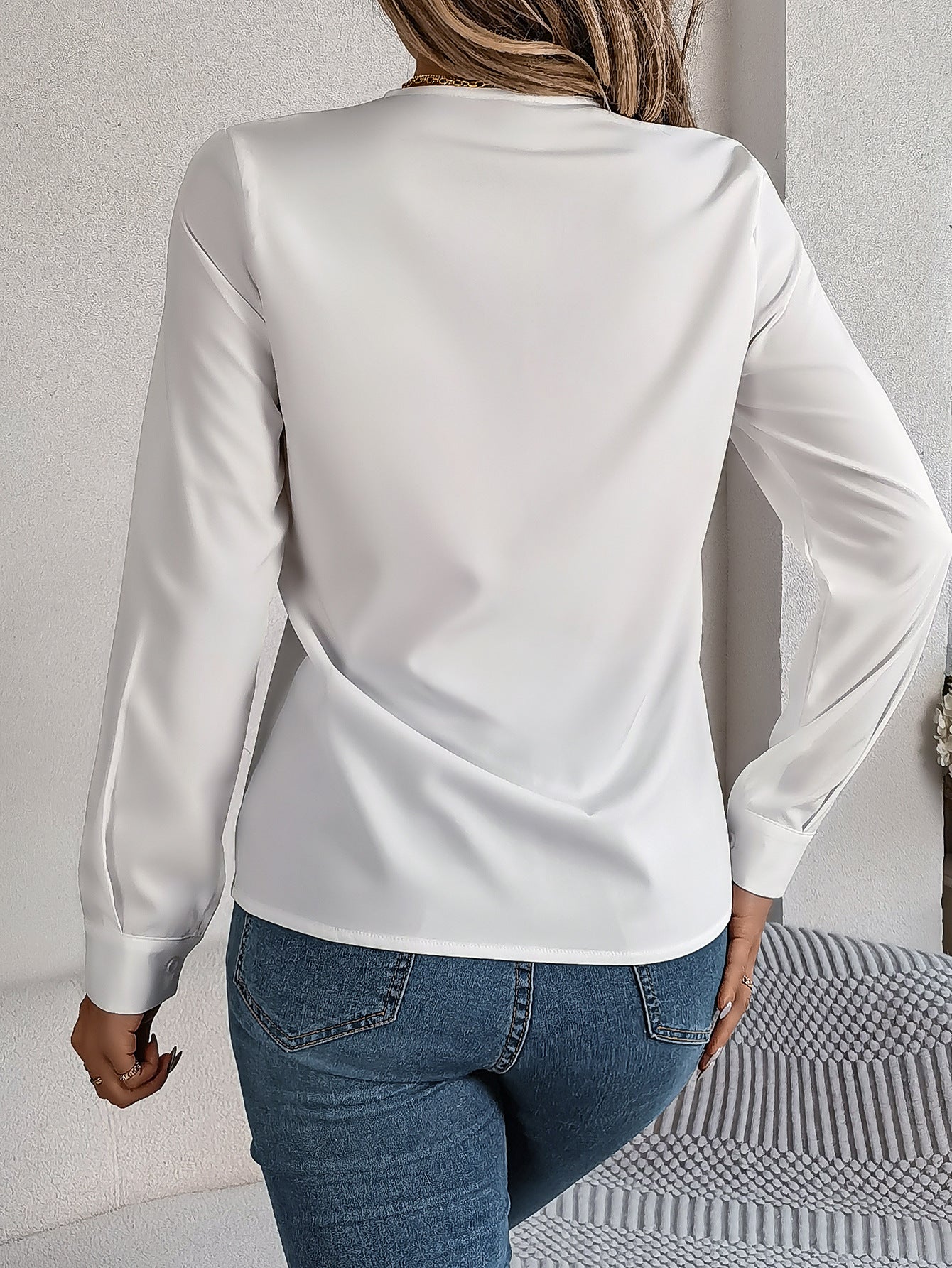 Elegant pendlingsblus med enfärgad passform - Moderiktig V-ringad långärmad skjorta för damkläder på kontoret