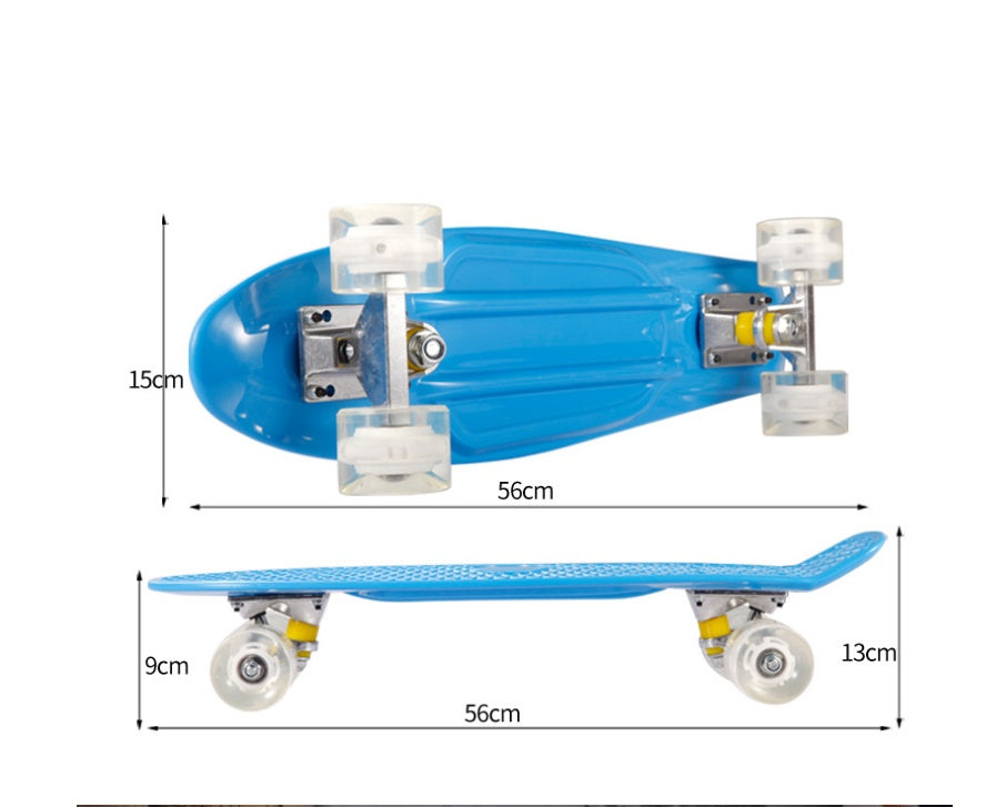 Skateboard à quatre roues avec roue de personnalité créative et à la mode