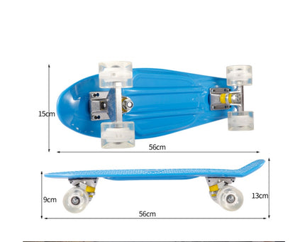 Skateboard à quatre roues avec roue de personnalité créative et à la mode