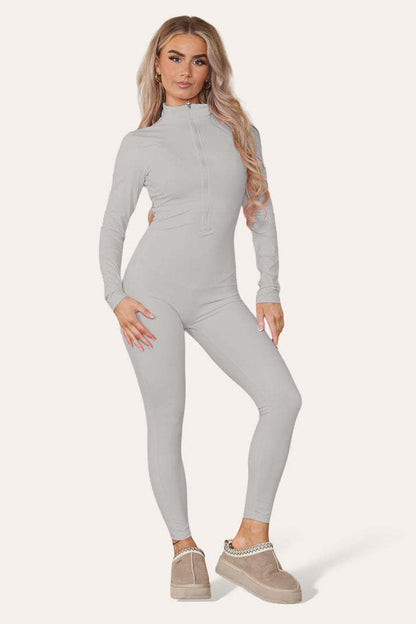 Ribbad jumpsuit med hög halsringning och dragkedja och krage framtill