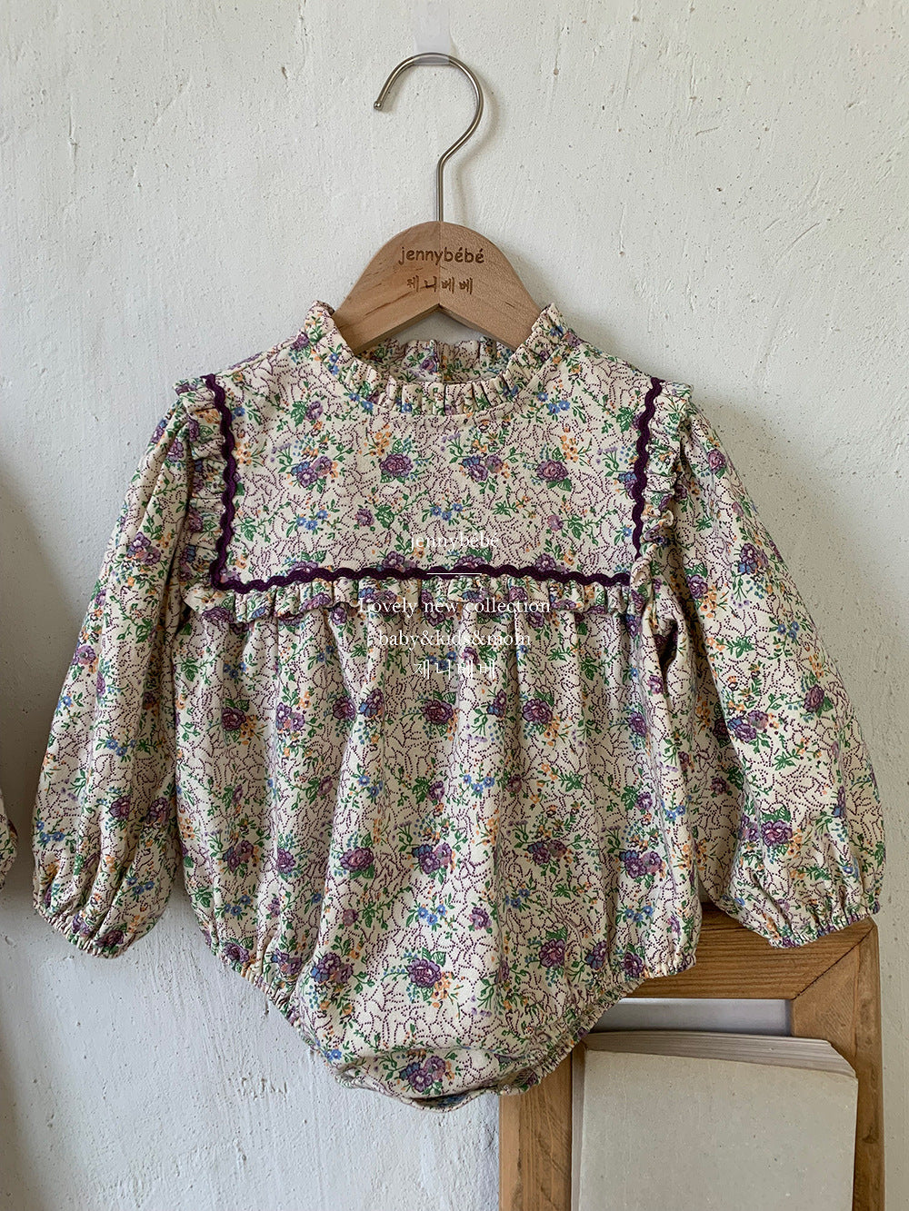 Robe barboteuse violette à fleurs pour bébé fille