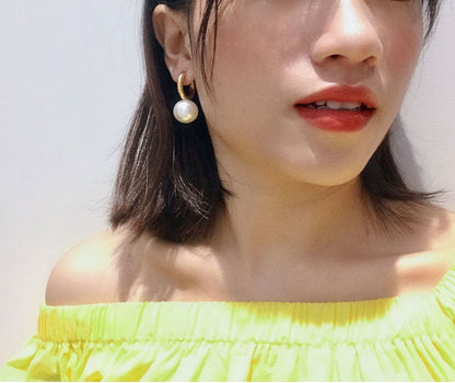 Gold pearl Hoop earring