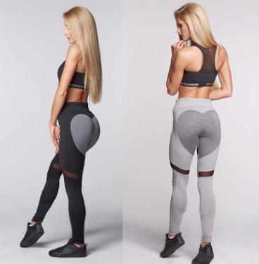 Entraînement avec des leggings push-up en forme de cœur