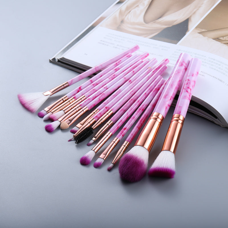 15 stylos de maquillage au design marbré