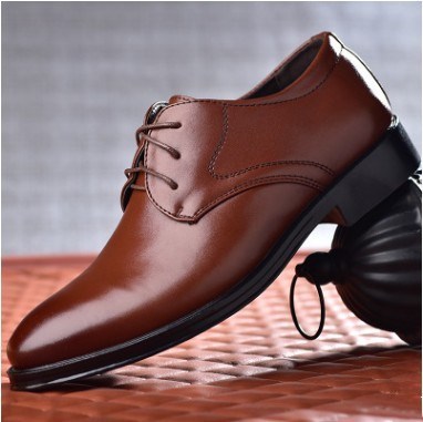 Chaussures noires à bout pointu pour hommes