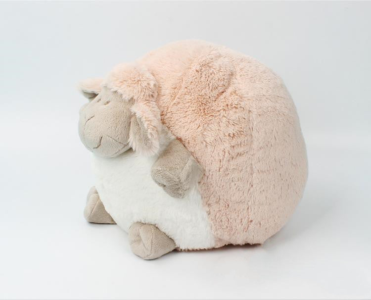 Enfants dormant avec des poupées en peluche