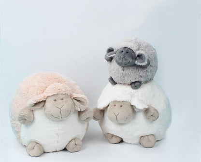 Enfants dormant avec des poupées en peluche