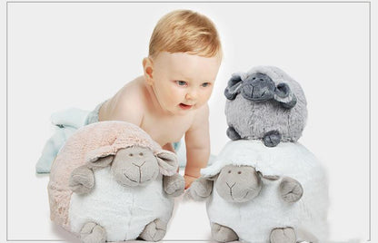 Enfants dormant avec des poupées en peluche