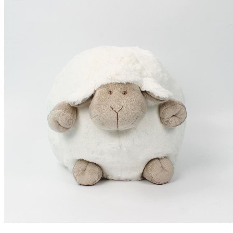 Enfants dormant avec des poupées en peluche