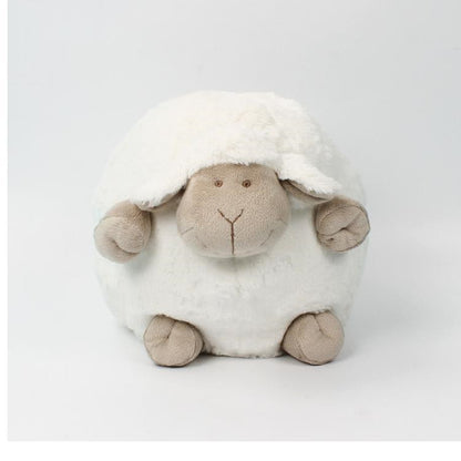 Enfants dormant avec des poupées en peluche