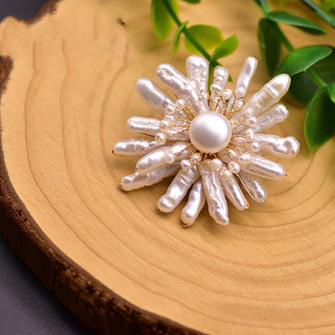 Broche à fleurs assortie avec tout, bijoux féminins faits à la main