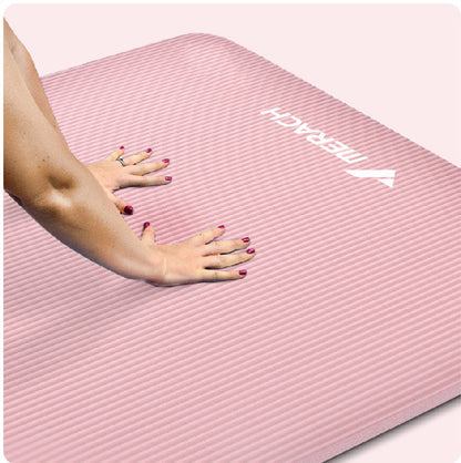 Män och kvinnor breddad yogamatta för hemmafitness