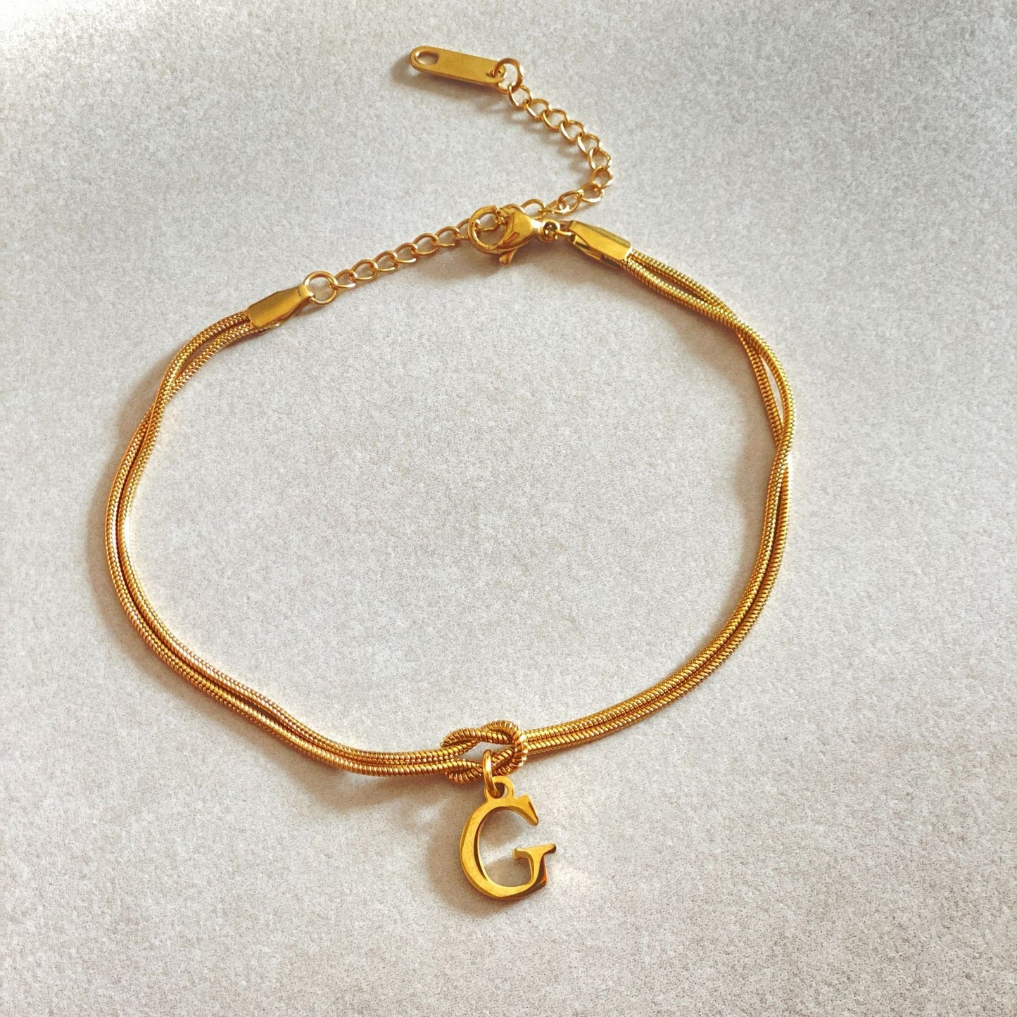 Nya bokstaven AZ kärleksknut armband för kvinnor par guldfärg läcker ormkedja berlockarmband rostfritt stål smycken present alla hjärtans dag presenter