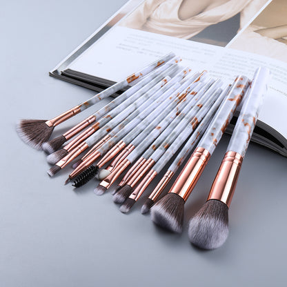 15 stylos de maquillage au design marbré